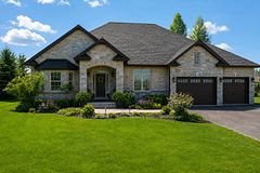 2 Roy Hickling Drive, Springwater, ON L9X 0J2
