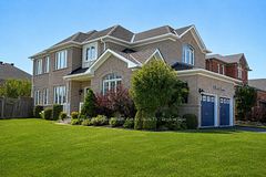 2 Versailles Crescent, Barrie, ON L4M 0B6