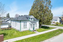16 Peel Street, Penetanguishene, ON L9M 1A6