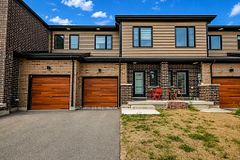 35 Pumpkin Corner Crescent, Barrie, ON L9J 0T5