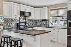 22 Hunter Avenue, Tay, ON L0K 2A0
