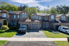 52 Hawthorne Crescent, Barrie, ON L4N 9Y8
