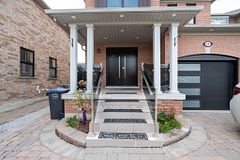 19 Spring Valley Court, Brampton, ON L6P 2E6