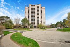 975 WARWICK Court 1501, Burlington, ON L7T 3Z7