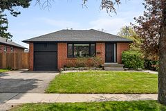 7 Rathgar Avenue, Toronto, ON M9C 2E7