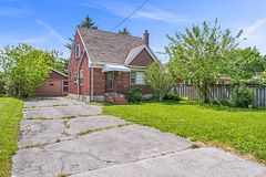 4 Sunray Crescent, Toronto, ON M3M 2C5