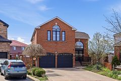 784 Avonshire Court, Mississauga, ON L5V 2P2