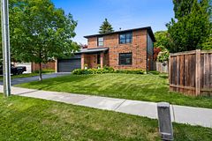 262 Chalmers Street, Oakville, ON L6L 6A7