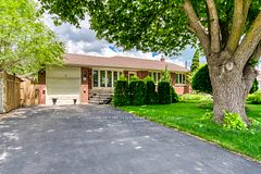 1607 Ewald Road, Mississauga, ON L5G 4C4