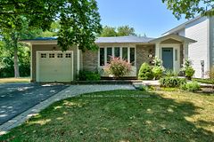 461 Maple Avenue, Oakville, ON L6J 2J2