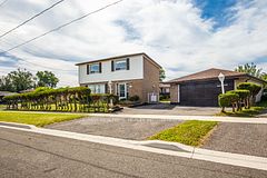 62 Hullmar Drive, Toronto, ON M3N 2E3