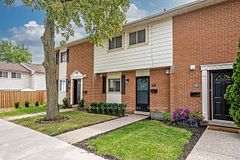 61 Sarah Lane 24, Oakville, ON L6L 3V2