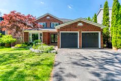 1633 Greenbriar Drive, Oakville, ON L6M 1Y3