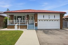 4 Manorcrest Street, Brampton, ON L6S 2W9