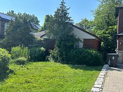 9 Downing Street, Toronto, ON M9B 1E9