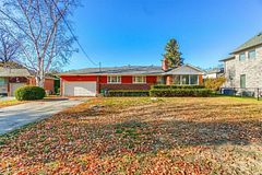 585 Indian Road N, Mississauga, ON L5H 1R1