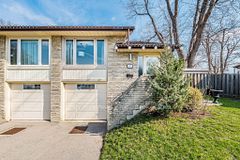6953 Cherbourg Gardens, Mississauga, ON L5N 1M9