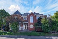 2201 Lapsley Crescent, Oakville, ON L6M 4V2