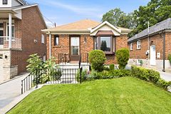 28 Aldgate Avenue, Toronto, ON M8Y 3L6