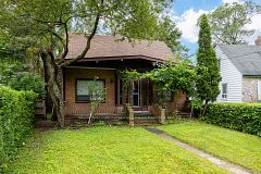 7 Saunders Crescent, Toronto, ON M8Y 2P7