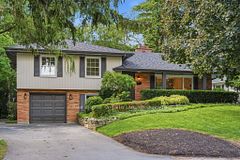 571 Leonard Court, Burlington, ON L7T 2P4
