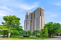 35 Kingsbridge Garden Circle 1812, Mississauga, ON L5R 3Z5