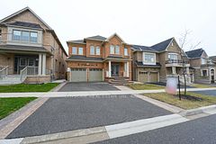 32 Fallmeadow Circle, Brampton, ON L6Y 0Y8