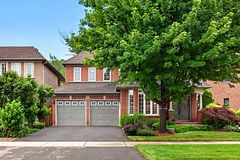 211 Creek Path Avenue, Oakville, ON L6L 6T5