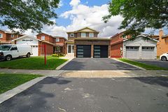 15 Donna Drive, Brampton, ON L6Z 3T3