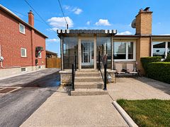 15 Snowood Court, Toronto, ON M3N 1E7
