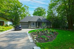 1413 Queen Victoria Avenue, Mississauga, ON L5H 3H2