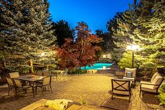215 Burloak Drive, Oakville, ON L6L 6T6