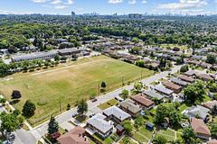 20 Linthurst Avenue, Toronto, ON M3M 1P2