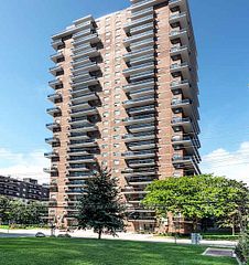 70 Park Street E 1006, Mississauga, ON L5G 1M5