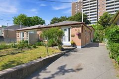 48 Venetian Crescent, Toronto, ON M3N 2L8