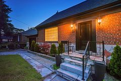 32 Castlebar Road, Toronto, ON M8Z 2J5
