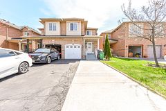 16 Elmpark Court, Brampton, ON L6P 1A8
