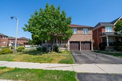 4 SUNNYVIEW Road, Brampton, ON L7A 3E3