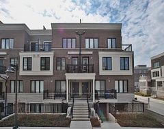 70 Eastwood Park Gardens Th 4, Toronto, ON M8W 0B2