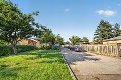 204 Taysham Crescent Upper, Toronto, ON M9V 1X7