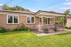 19 Battersea Crescent, Toronto, ON M6L 1G7
