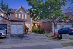 14 Mullis Crescent, Brampton, ON L6Y 4T3