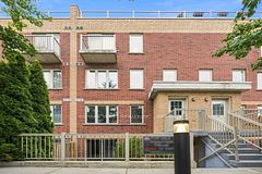 20 Elsie Lane 122, Toronto, ON M6P 3N9