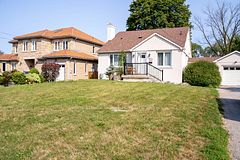 42 Kingsview Boulevard, Toronto, ON M9R 1T8