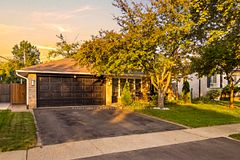 127 Redgrave Drive, Toronto, ON M9R 3V5