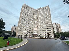 3695 Kaneff Crescent Sph7, Mississauga, ON L5A 4B6