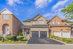 15 Newark Way, Brampton, ON L7A 2V1