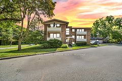 135 Kingsway Crescent 4, Toronto, ON M8X 2S3
