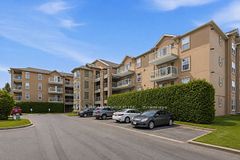 1460 Bishops Gate 203, Oakville, ON L6M 4N5
