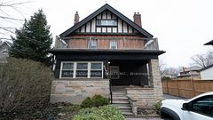 2177 Lakeshore Road BSMNT, Burlington, ON L7R 1A5